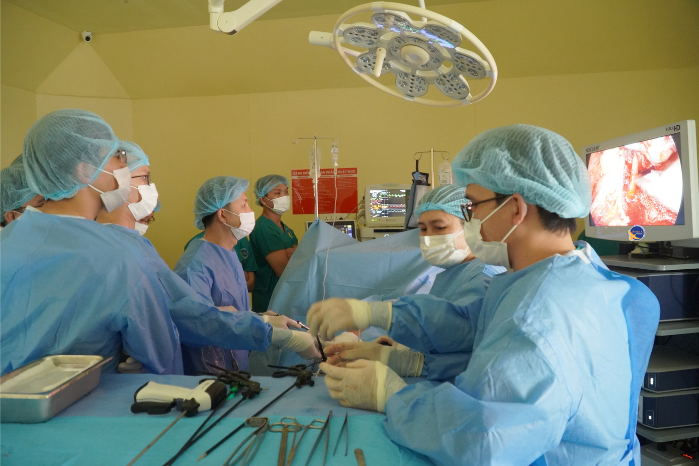 Các bác sĩ đã thực hiện thành công cuộc phẫu thuật nội soi lấy thận từ người cha ghép vào cơ thể con gái Các bác sĩ đã thực hiện thành công cuộc phẫu thuật nội soi lấy thận từ người cha ghép vào cơ thể con gái