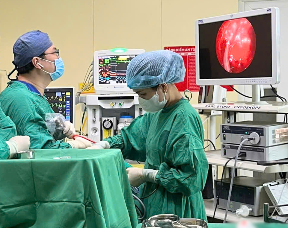 Các bác sĩ thực hiện cuộc phẫu thuật loại bỏ ổ nhiễm trùng do viêm xoang, giữ lại thị lực cho người bệnh