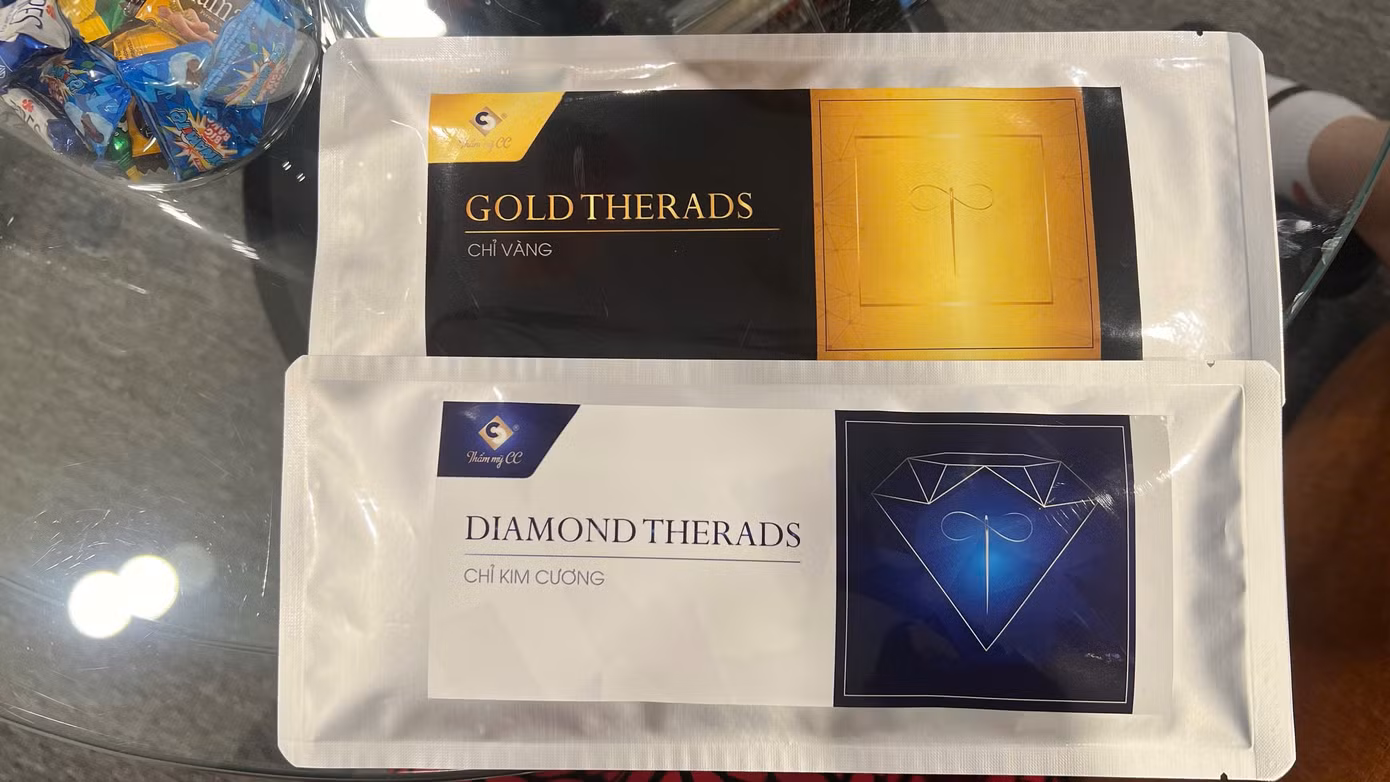 Nhiều loại chỉ được Phòng khám Thẩm mỹ Da CC Clinic cho PV lựa chọn và đặt cọc để thực hiện căng chỉ tại cơ sở này. Trong ảnh: Chỉ vàng và kim cương thực chất đó là sợi chỉ của Hàn Quốc làm bằng chất liệu PDO và bao bì được dán nhãn tiếng Việt chồng lên.