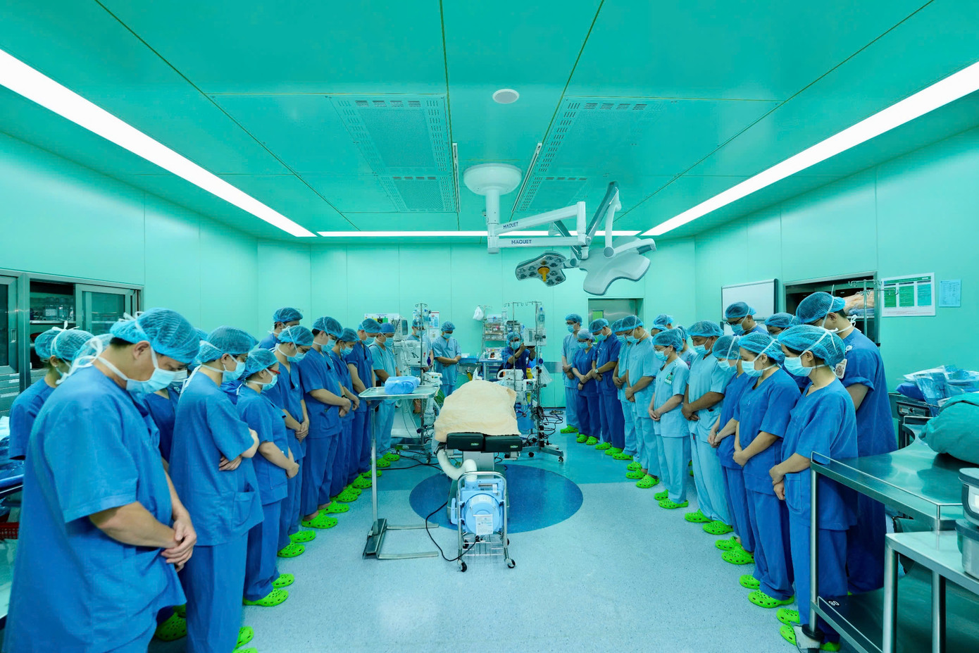 Các y bác sĩ mặc niệm tiễn đưa và cảm ơn người quá cố đã hiến tặng món quà vô giá của sự sống Các y bác sĩ mặc niệm tiễn đưa và cảm ơn người quá cố đã hiến tặng món quà vô giá của sự sống