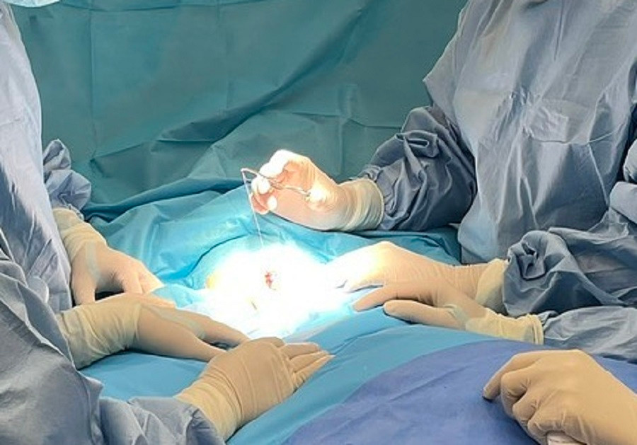 Các bác sĩ thực hiện phương pháp nội soi trên xương mu, điều trị bệnh lý bẩm sinh cho trẻ