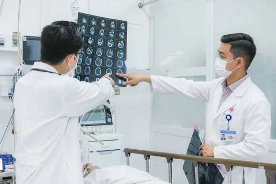Các bác sĩ đang hội chẩn cho một trường hợp bị đột quỵ mức độ nặng Các bác sĩ đang hội chẩn cho một trường hợp bị đột quỵ mức độ nặng