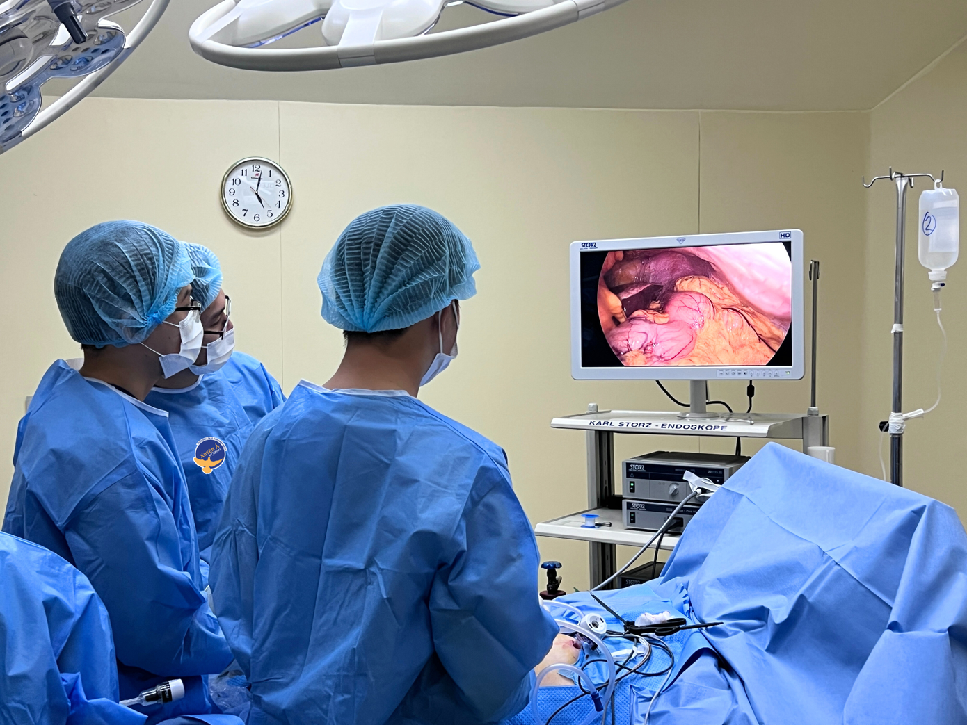 Các bác sĩ thực hiện cuộc phẫu thuật cắt thùy gan trái chứa nhiều sỏi cho người bệnh