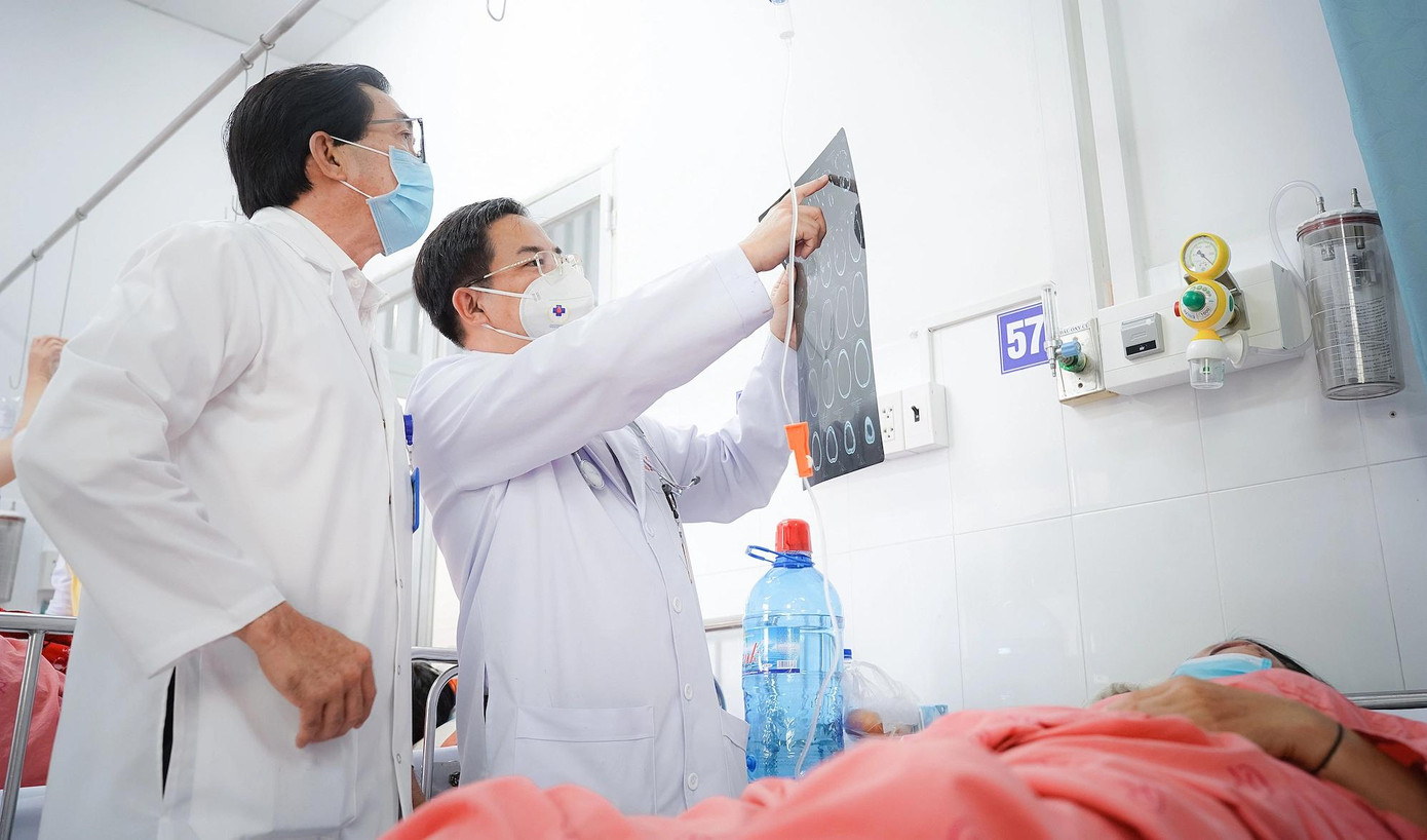 Bác sĩ Bệnh viện Chợ Rẫy đang hội chẩn, tích cực điều trị cho các nạn nhân (ảnh BVCC) Bác sĩ Bệnh viện Chợ Rẫy đang hội chẩn, tích cực điều trị cho các nạn nhân (ảnh BVCC)