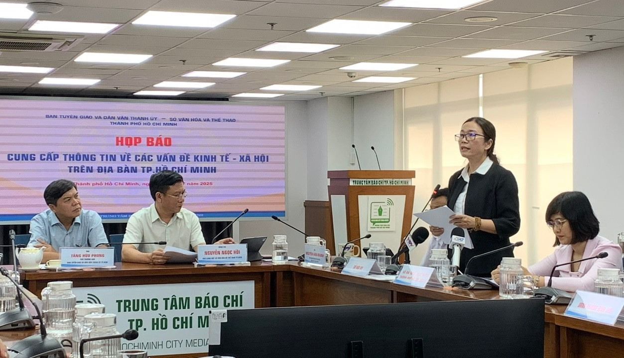 Bà Nguyễn Ngọc Hằng, Phó giám đốc Sở Nội vụ TPHCM thông tin tại buổi họp báo Bà Nguyễn Ngọc Hằng, Phó giám đốc Sở Nội vụ TPHCM thông tin tại buổi họp báo