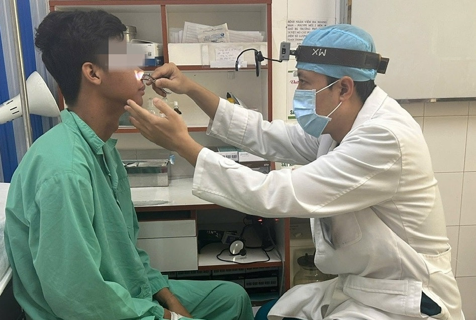 Bác sĩ Bệnh viện Tai Mũi Họng TPHCM thăm khám cho bệnh nhân