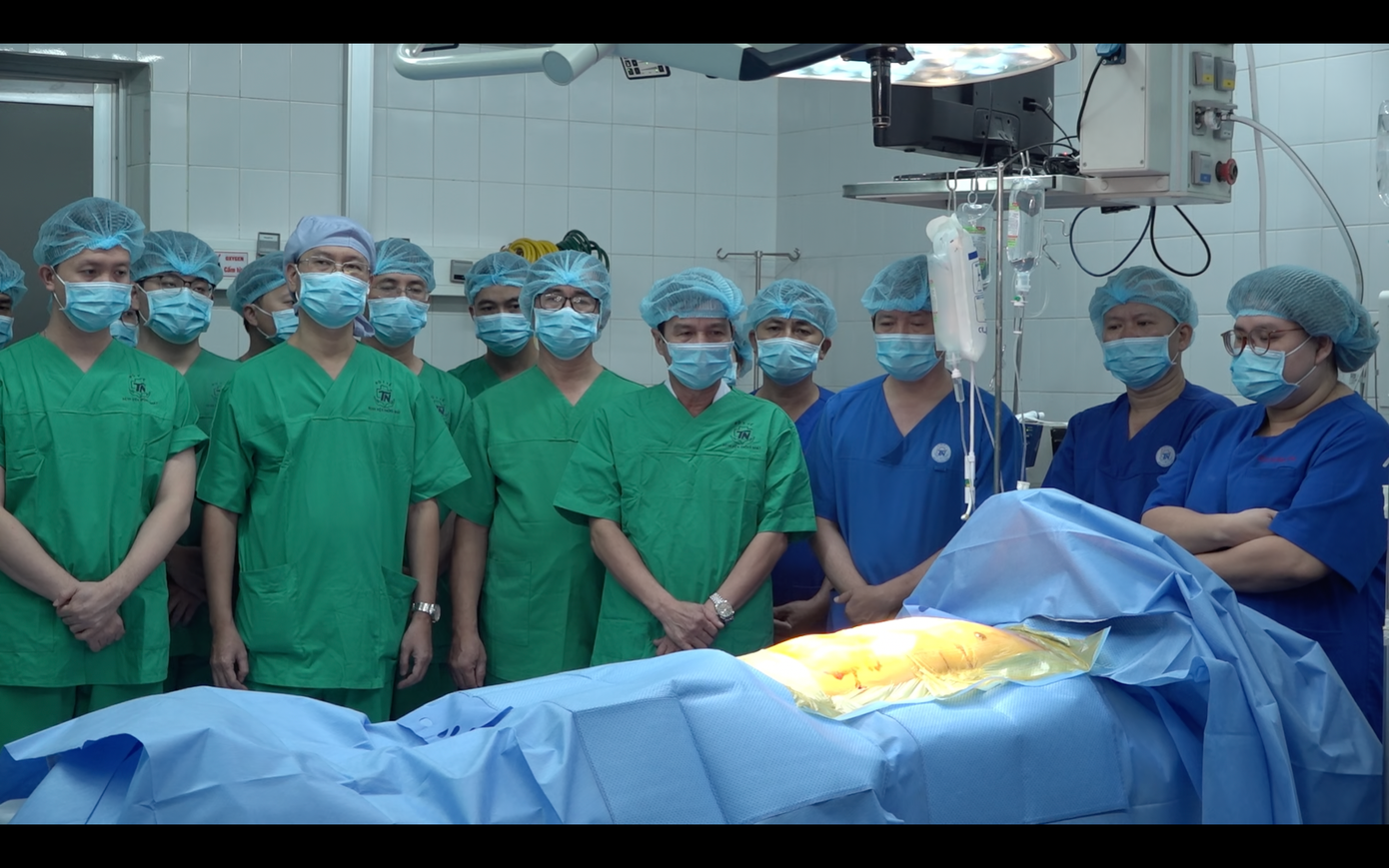 Các bác sĩ mặc niệm người quá cố để cảm ơn anh đã chia sẻ sự sống cùng đồng loại