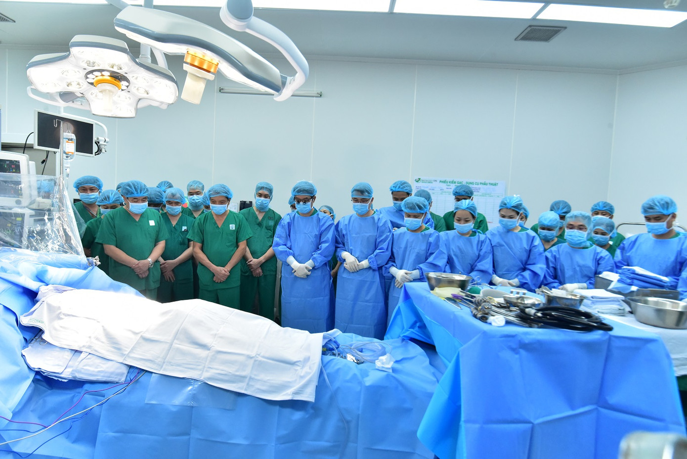 Các y bác sĩ mặc niệm tri ân người quá cố đã nhường lại sự sống cho đồng loại Các y bác sĩ mặc niệm tri ân người quá cố đã nhường lại sự sống cho đồng loại