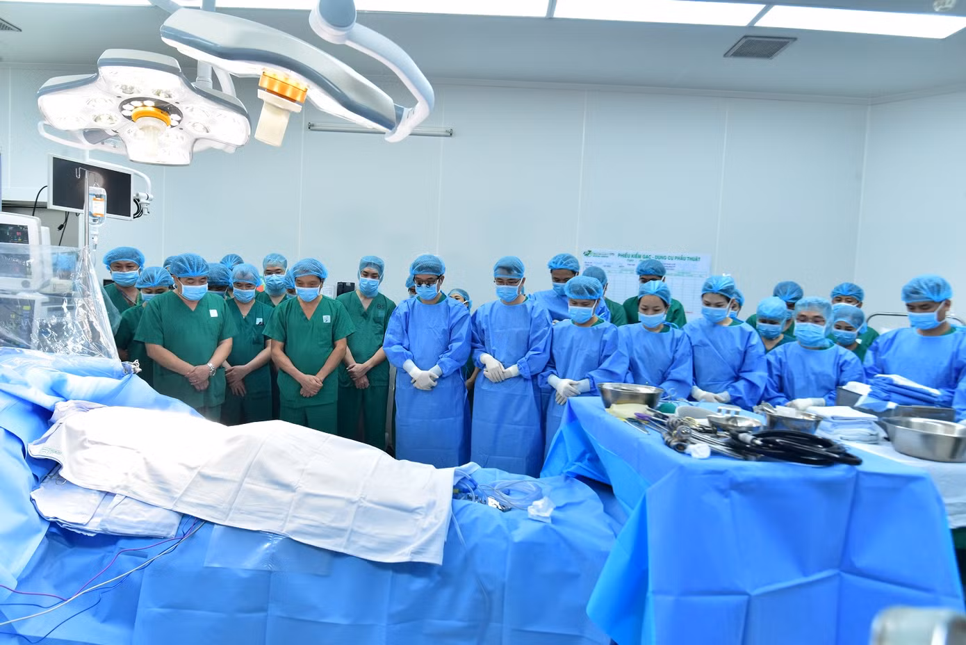Các y bác sĩ mặc niệm tri ân người quá cố đã nhường lại sự sống cho đồng loại Các y bác sĩ mặc niệm tri ân người quá cố đã nhường lại sự sống cho đồng loại