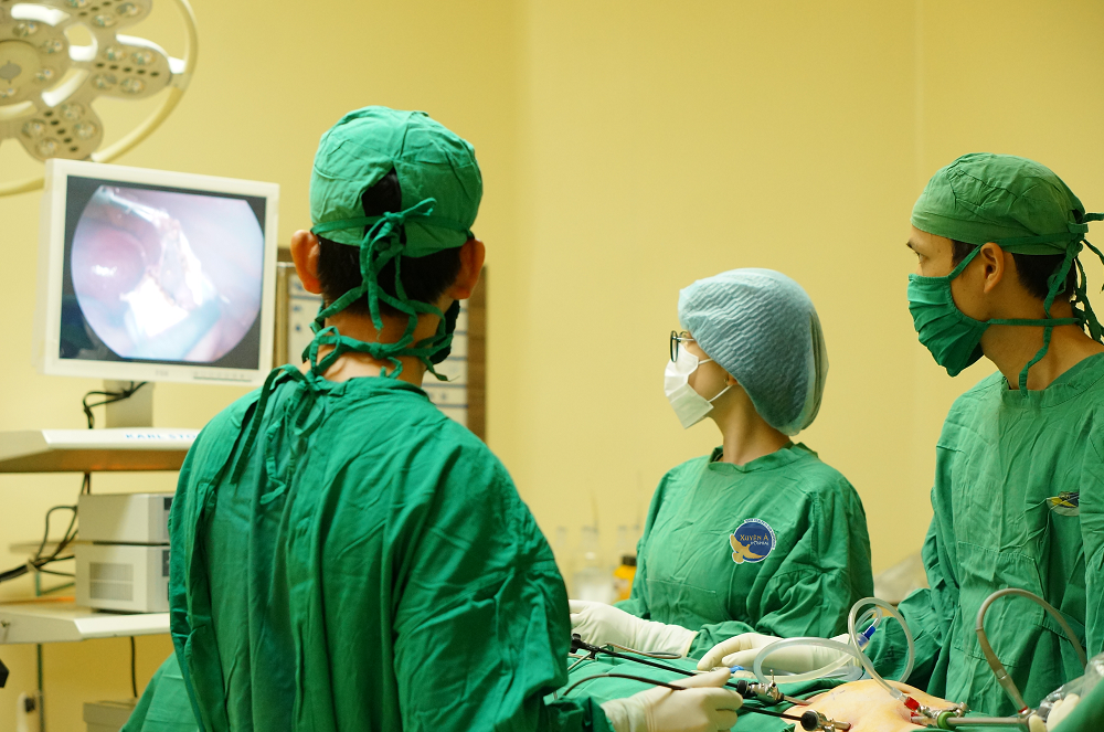 Các bác sĩ thực hiện cuộc phẫu thuật nội soi cắt khối u cho bệnh nhân