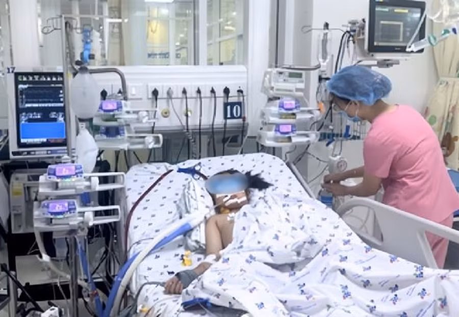 Các bác sĩ đã áp dụng nhiều phương pháp hiện đại giúp bệnh nhân qua cơn nguy kịch