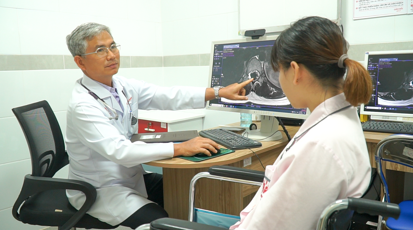 TS.BS Trần Chí Cường thăm khám và tư vấn về tình trạng bệnh cho cô gái trẻ TS.BS Trần Chí Cường thăm khám và tư vấn về tình trạng bệnh cho cô gái trẻ