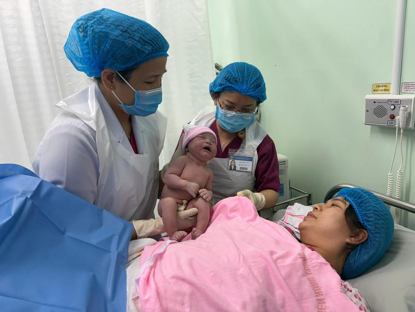 Đây là công dân nhí &quot;siêu dễ thương&quot; con của sản phụ Kim Phụng, cô bé chào đời với cân nặng 3,4kg