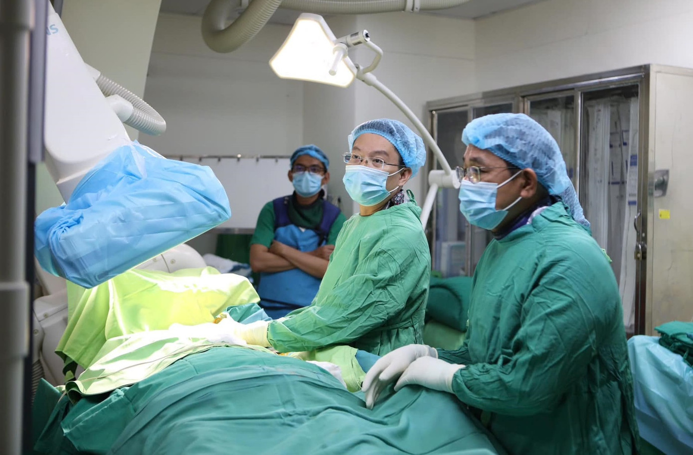 Các bác sĩ Bệnh viện Chợ Rẫy can thiệp cho một trường hợp bị rối loạn nhịp