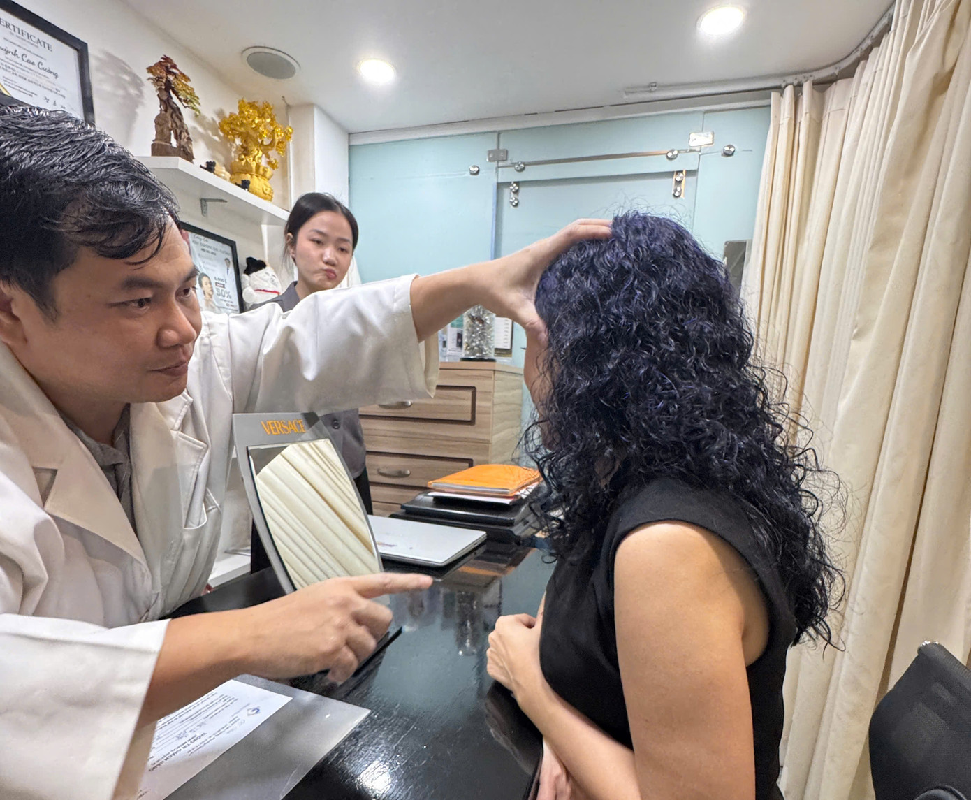 BS Huỳnh Cao Cường tư vấn cho bệnh nhân có nhu cầu căng da bằng chỉ vàng