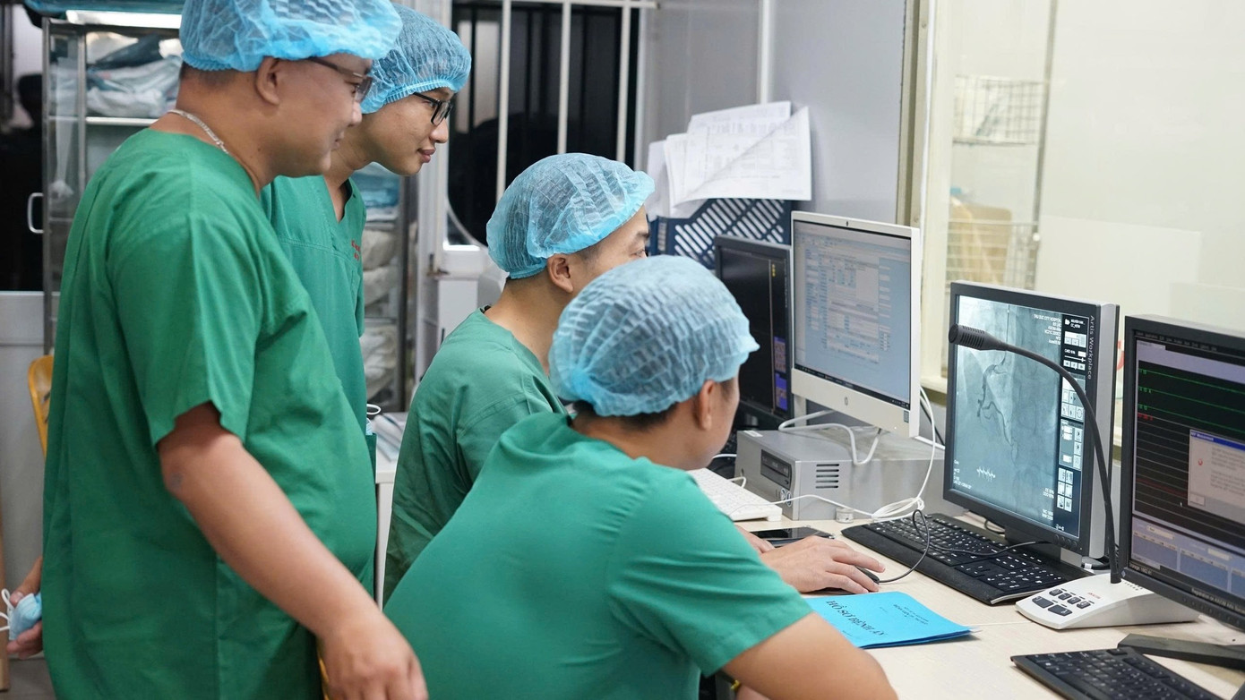 Sau chẩn đoán người bệnh bị nhồi máu cơ tim cấp, các bác sĩ đã nhanh chóng can thiệp cho người bệnh