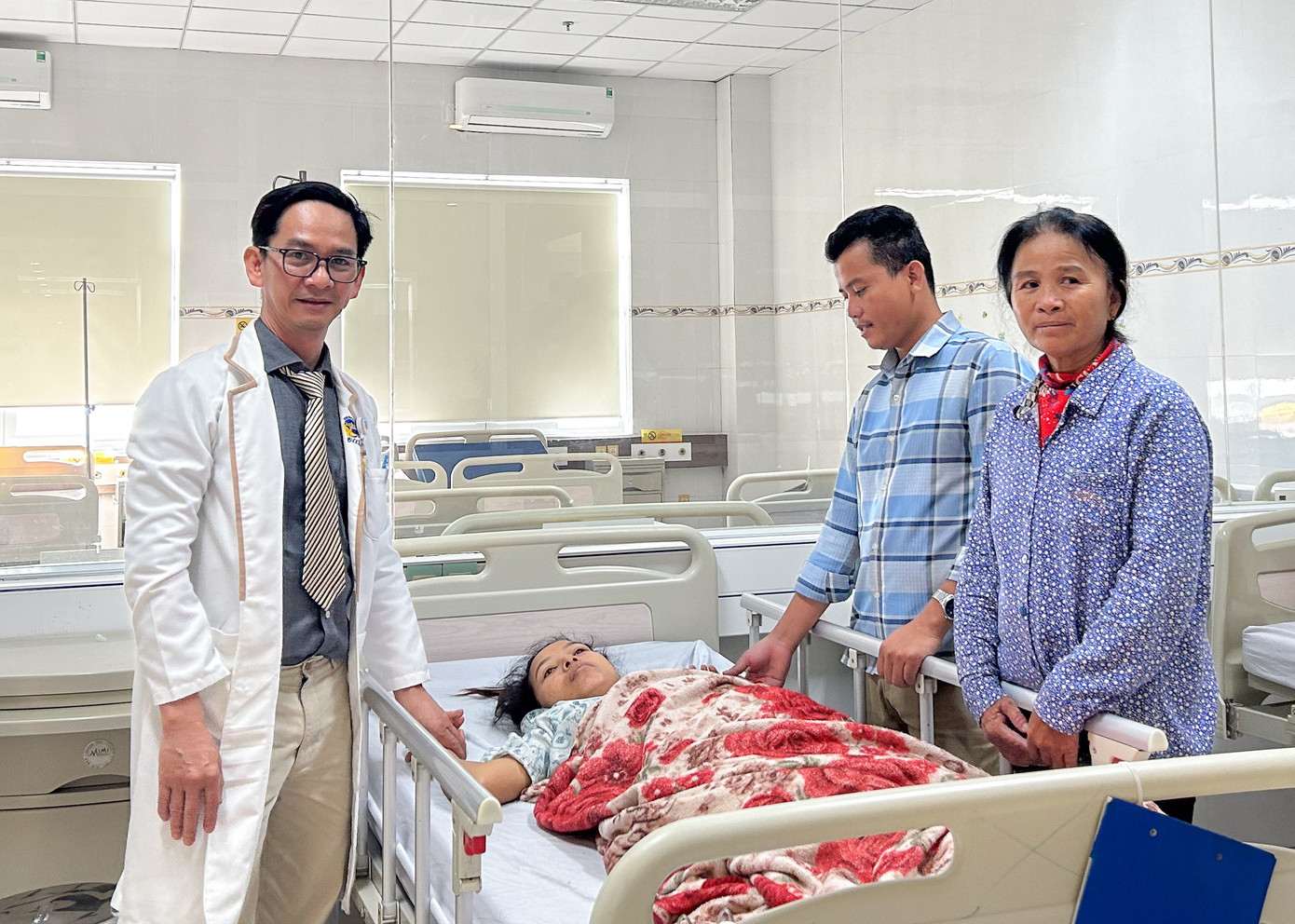 Người mẹ của 3 đứa trẻ được cứu sống trong niềm vui của bác sĩ và gia đình