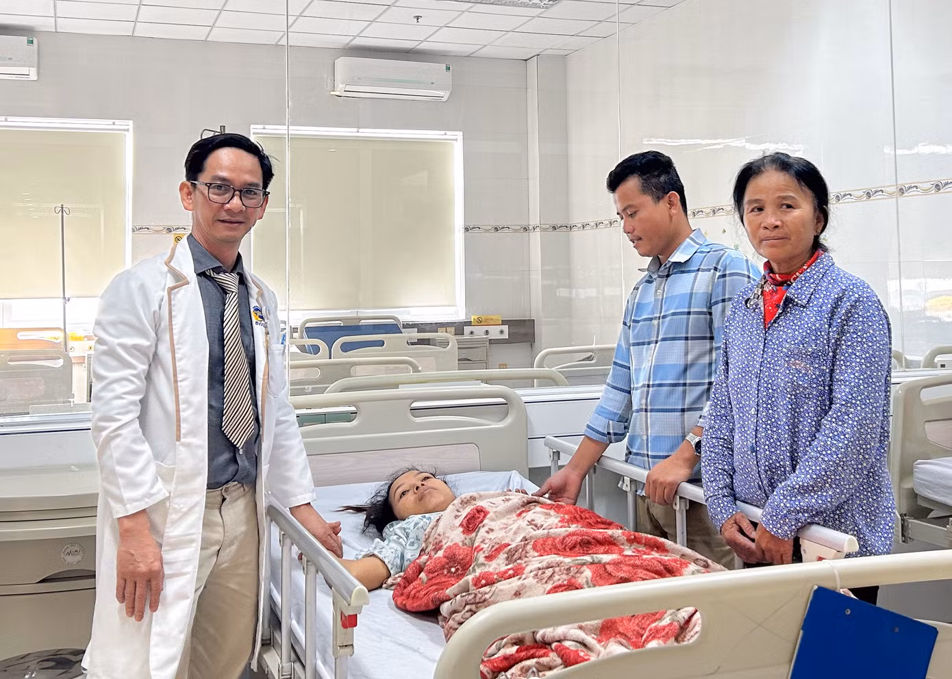 Người mẹ của 3 đứa trẻ được cứu sống trong niềm vui của bác sĩ và gia đình Người mẹ của 3 đứa trẻ được cứu sống trong niềm vui của bác sĩ và gia đình