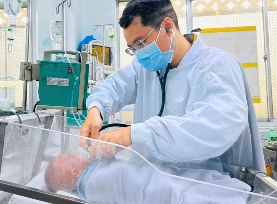 Sau khi được các bác sĩ nỗ lực cứu chữa bệnh nhi đã qua nguy kịch, sức khỏe bình phục tốt