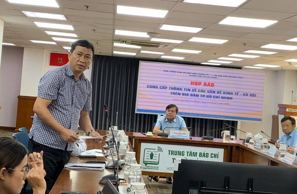 Ông Huỳnh Thái Ngọc thông tin về kế hoạch chuẩn bị đấu giá đất tại cuộc họp báo Ông Huỳnh Thái Ngọc thông tin về kế hoạch chuẩn bị đấu giá đất tại cuộc họp báo