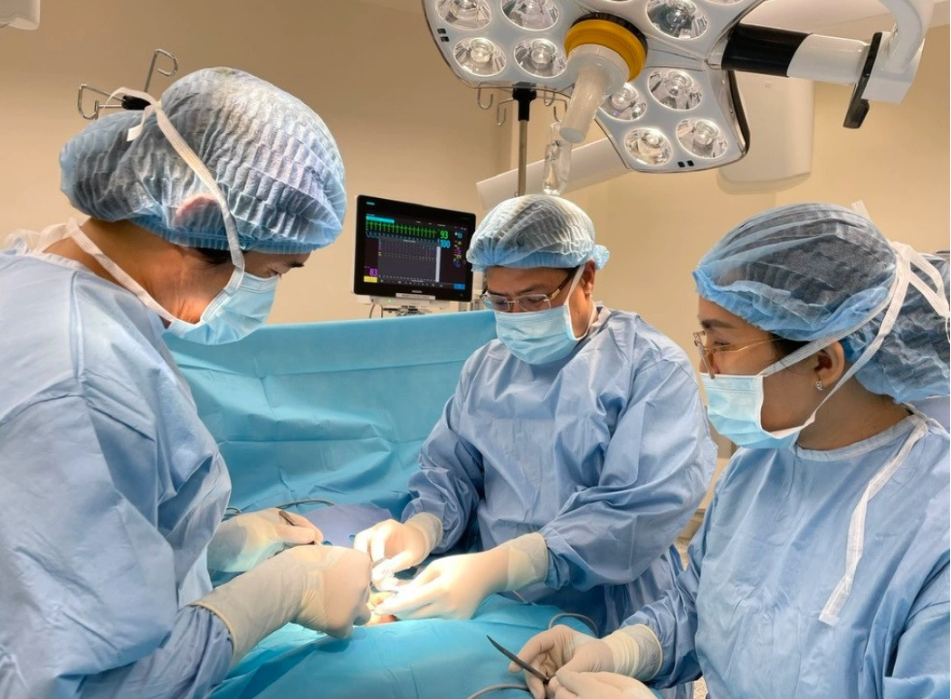 Các bác sĩ Bệnh viện Nhi Đồng 2 thực hiện cuộc phẫu thuật cho bệnh nhi Các bác sĩ Bệnh viện Nhi Đồng 2 thực hiện cuộc phẫu thuật cho bệnh nhi