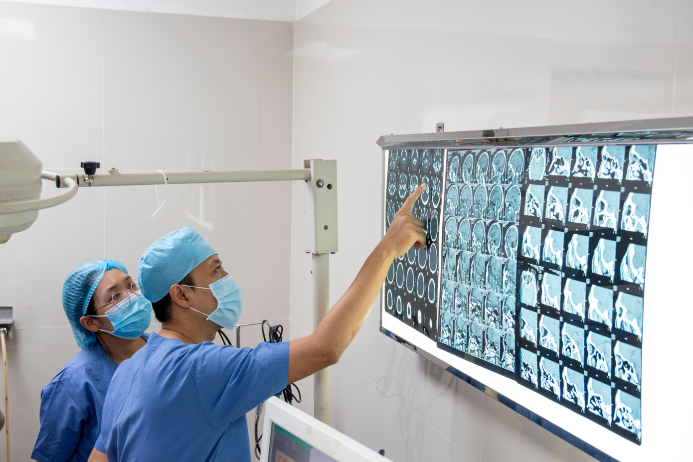 Các bác sĩ xác định tình trạng tổn thương người bệnh gặp phải có nguy cơ gây mất thị lực Các bác sĩ xác định tình trạng tổn thương người bệnh gặp phải có nguy cơ gây mất thị lực