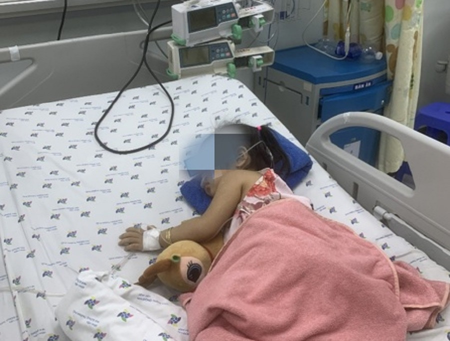 Nhờ được cứu chữa kịp thời, bé gái đã may mắn vượt qua nguy kịch, sức khỏe đang bình phục tốt Nhờ được cứu chữa kịp thời, bé gái đã may mắn vượt qua nguy kịch, sức khỏe đang bình phục tốt