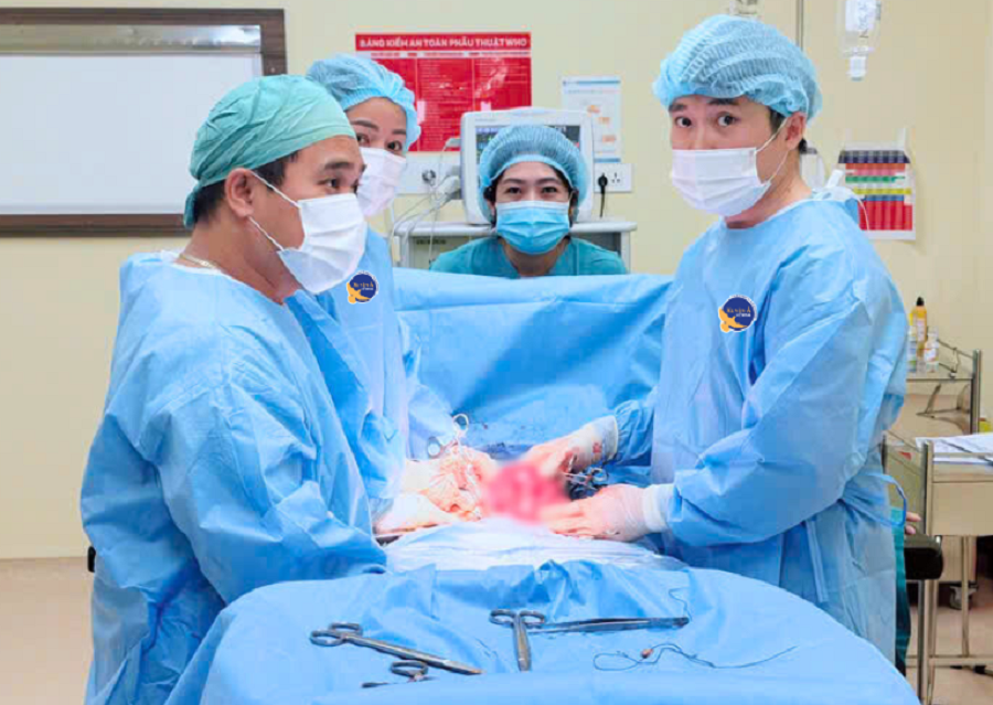 Các bác sĩ thực hiện cuộc phẫu thuật cắt tử cung loại bỏ hoàn toàn khối u cho người bệnh Các bác sĩ thực hiện cuộc phẫu thuật cắt tử cung loại bỏ hoàn toàn khối u cho người bệnh