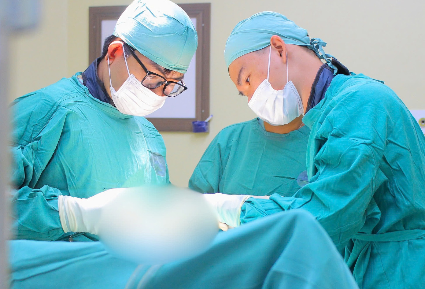 Các bác sĩ thực hiện cuộc phẫu thuật cho bệnh nhân (ảnh minh họa) Các bác sĩ thực hiện cuộc phẫu thuật cho bệnh nhân (ảnh minh họa)