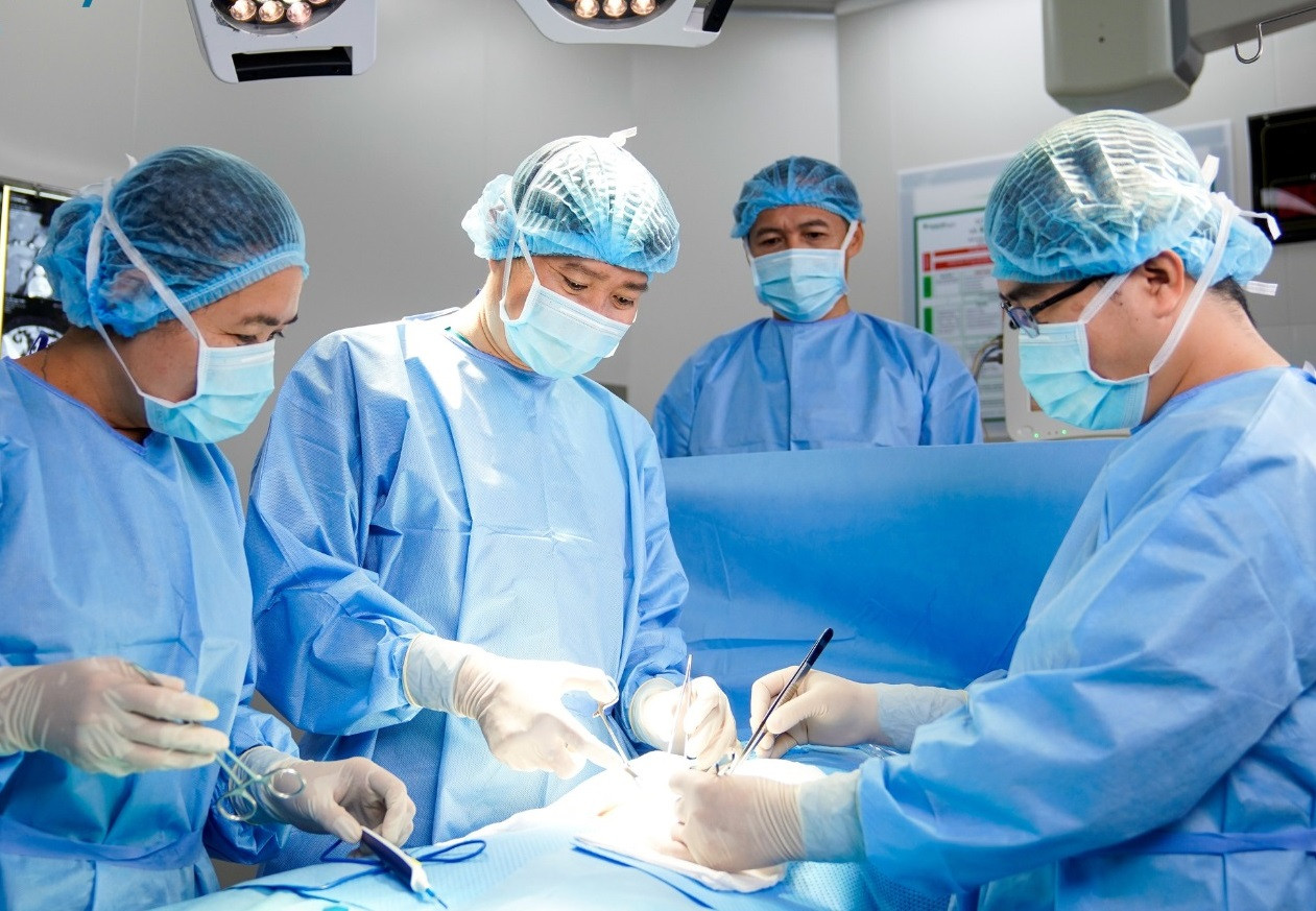 Các bác sĩ đã thực hiện cuộc phẫu thuật cấp cứu giúp người bệnh qua nguy kịch (ảnh minh họa)