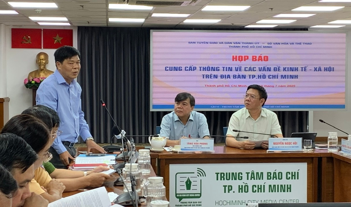 Thiếu tướng Nguyễn Thanh Hưởng cung cấp thông tin tại buổi họp báo Thiếu tướng Nguyễn Thanh Hưởng cung cấp thông tin tại buổi họp báo