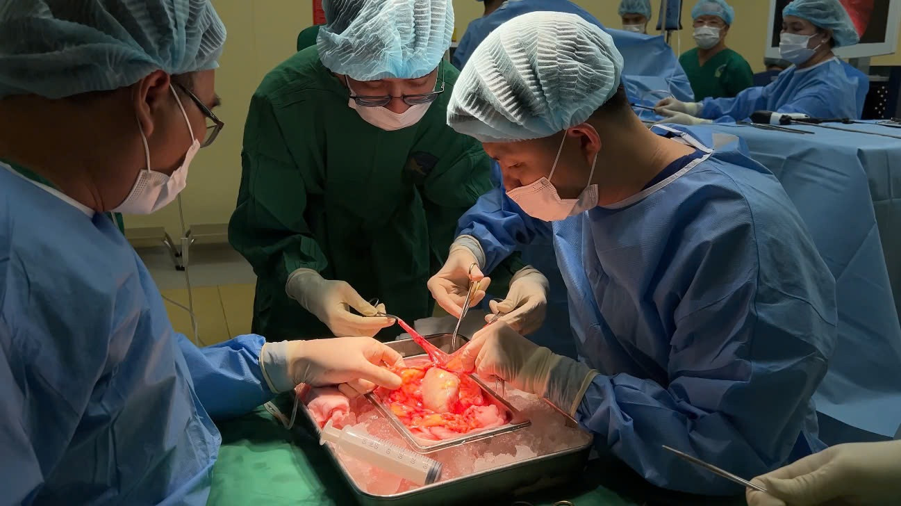 Các bác sĩ thực hiện cuộc phẫu thuật tiếp nhận thận hiến từ người chồng Các bác sĩ thực hiện cuộc phẫu thuật tiếp nhận thận hiến từ người chồng