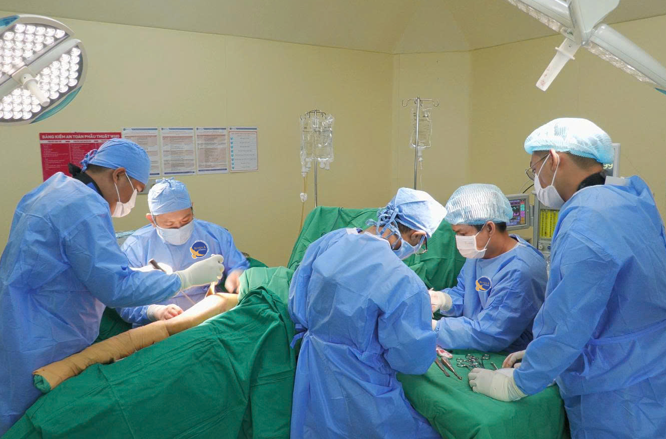 Các bác sĩ đã thực hiện cuộc phẫu thuật cấp cứu giúp bệnh nhân qua nguy kịch Các bác sĩ đã thực hiện cuộc phẫu thuật cấp cứu giúp bệnh nhân qua nguy kịch