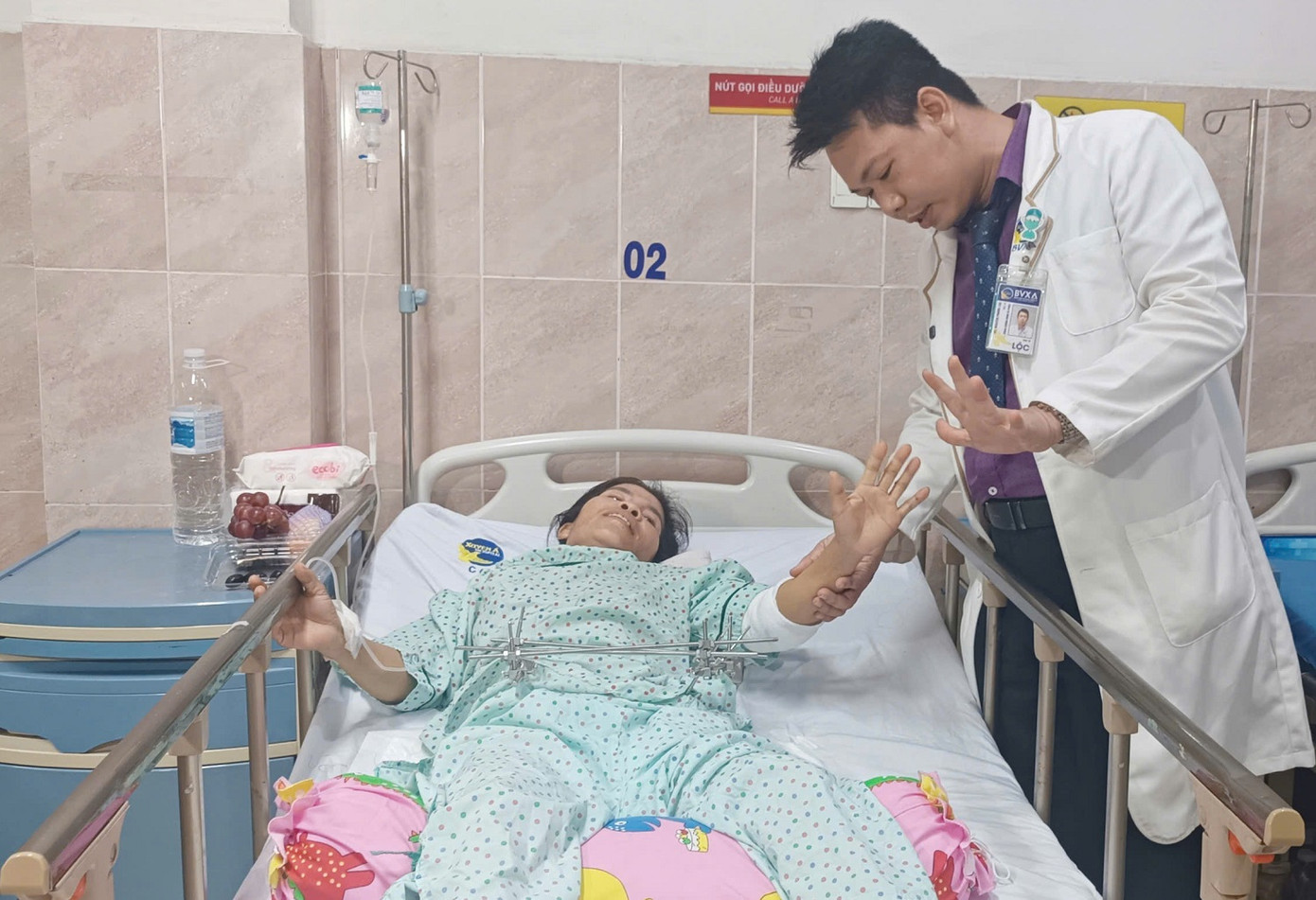 Sau phẫu thuật, sức khỏe của người bệnh đang dần bình phục Sau phẫu thuật, sức khỏe của người bệnh đang dần bình phục