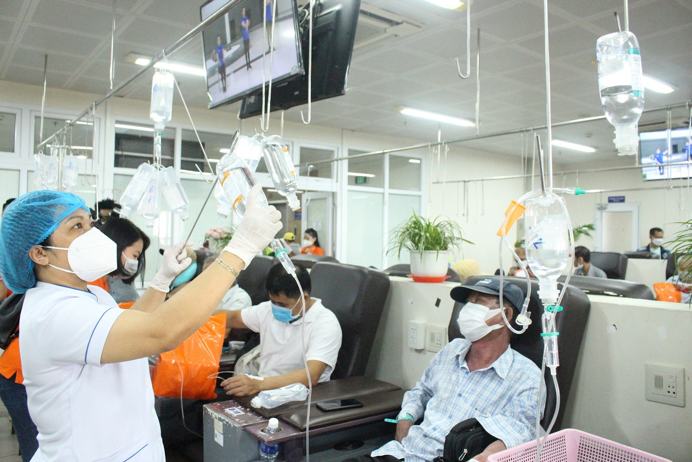 Bệnh nhân ung thư đang được vào thuốc hóa trị tại khoa Hóa trị Bệnh viện Chợ Rẫy