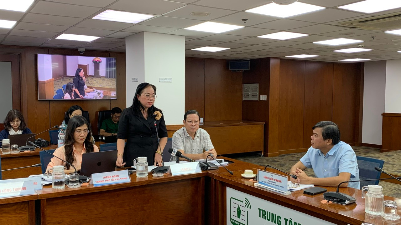 Bà Lượng Thị Tới cung cấp thông tin về tình hình lao động việc làm tại buổi họp báo. Bà Lượng Thị Tới cung cấp thông tin về tình hình lao động việc làm tại buổi họp báo.