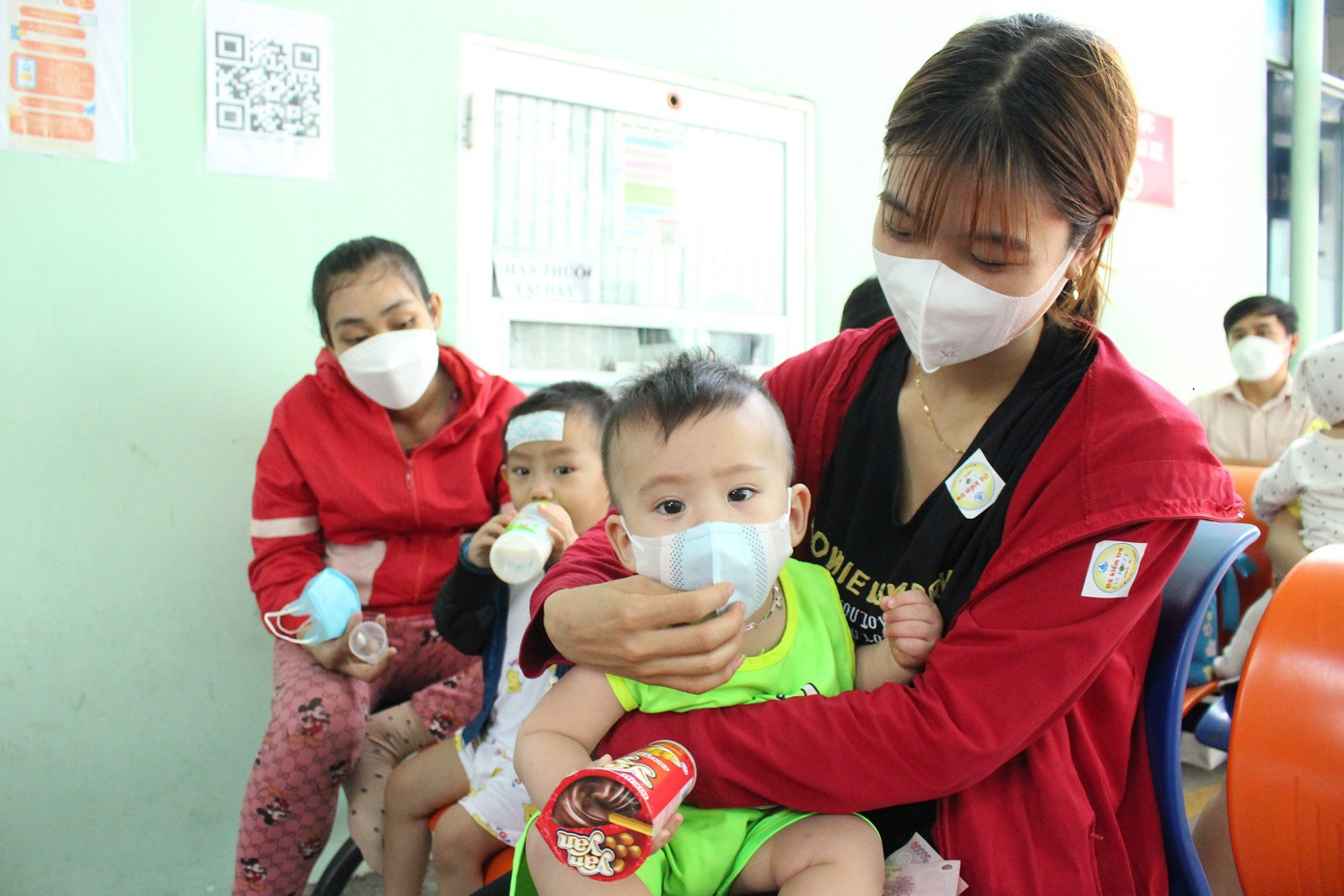 Ngành y tế kêu gọi người dân tăng cường các biện pháp phòng bệnh, không chủ quan nhưng cũng không nên hoang mang. Ngành y tế kêu gọi người dân tăng cường các biện pháp phòng bệnh, không chủ quan nhưng cũng không nên hoang mang.