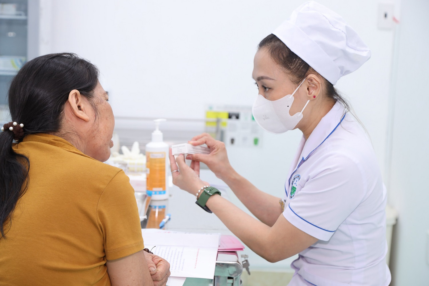 Nhân viên y tế tư vấn vắc xin dự phòng cho người bệnh tại Bệnh viện Da Liễu TP.HCM