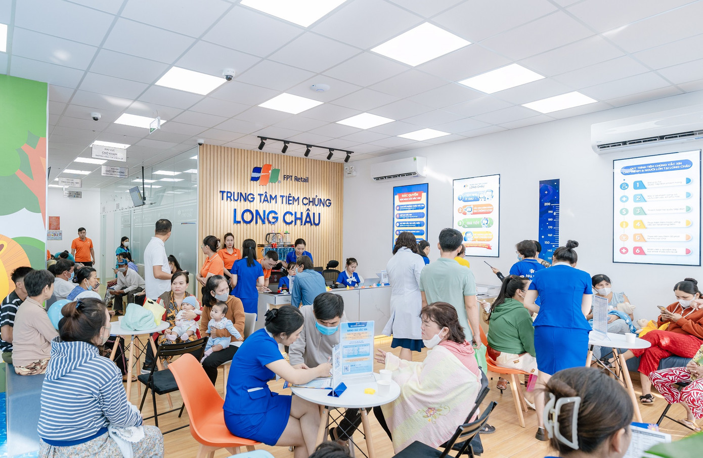 Người dân đi tiêm vắc xin cúm tăng đột biến sau dịp Tết Nguyên đán