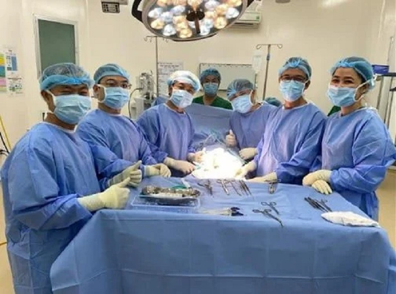 Các bác sĩ thực hiện cuộc phẫu thuật đặt thể hang nhân tạo cho người bệnh Các bác sĩ thực hiện cuộc phẫu thuật đặt thể hang nhân tạo cho người bệnh