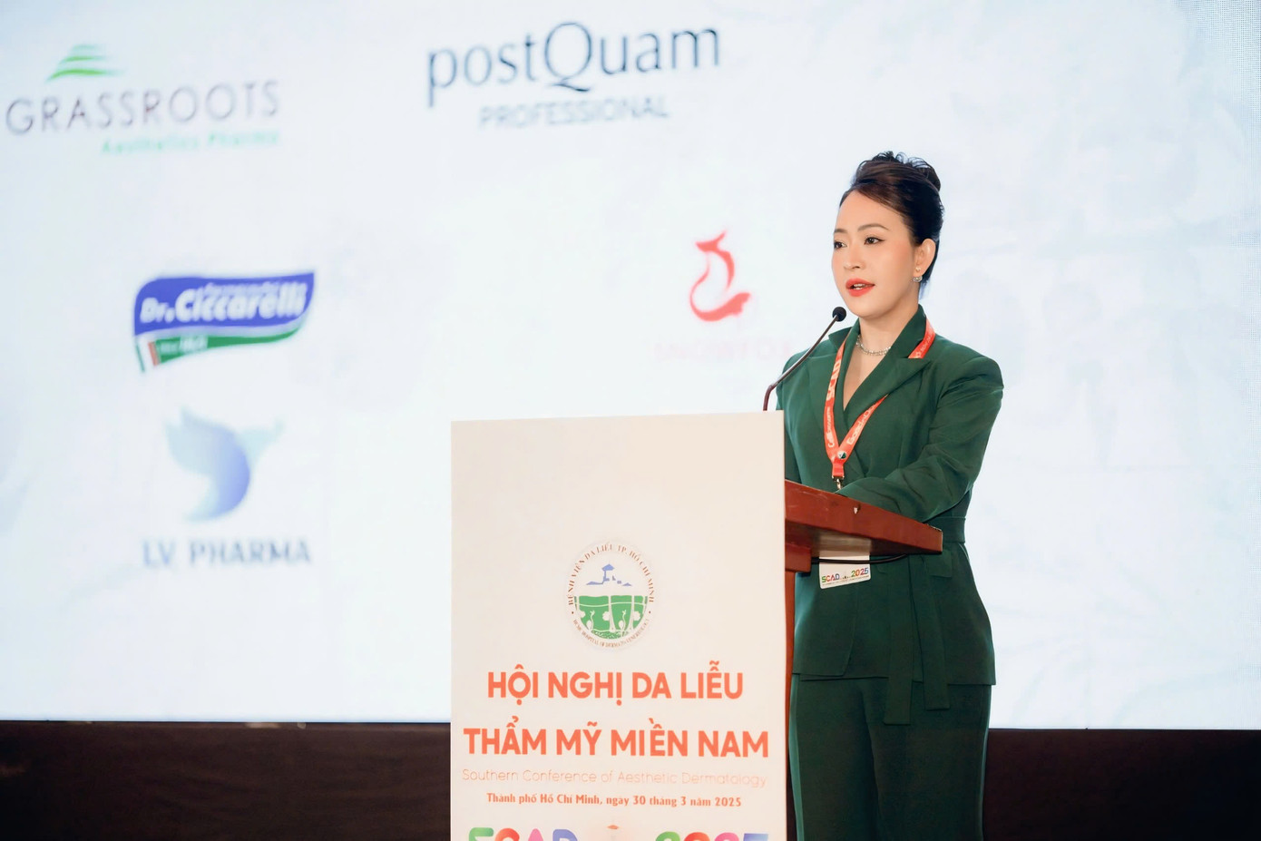 BS-CKII Nguyễn Thị Phan Thúy, Giám đốc Bệnh viện Da Liễu TPHCM chia sẻ thông tin tại hội nghị