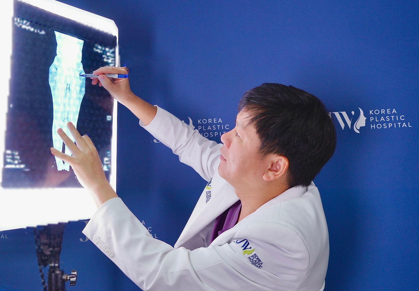 Bác sĩ đã lên phương án phẫu thuật và tạo hình để đảm bảo tính thẩm mỹ cho cơ thể bệnh nhân Bác sĩ đã lên phương án phẫu thuật và tạo hình để đảm bảo tính thẩm mỹ cho cơ thể bệnh nhân