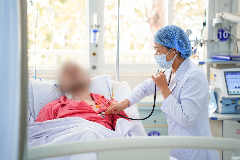 Sau khi được cấp cứu, điều trị tích cực, bệnh nhân đã qua cơn nguy kịch Sau khi được cấp cứu, điều trị tích cực, bệnh nhân đã qua cơn nguy kịch