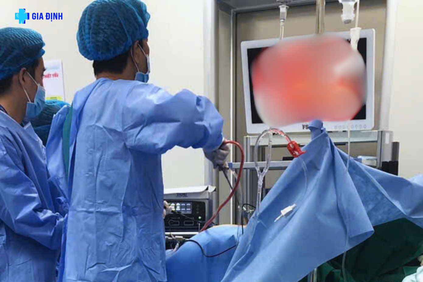 Các bác sĩ đã thực hiện cuộc phẫu thuật nội soi cấp cứu giúp bệnh nhân qua nguy kịch Các bác sĩ đã thực hiện cuộc phẫu thuật nội soi cấp cứu giúp bệnh nhân qua nguy kịch