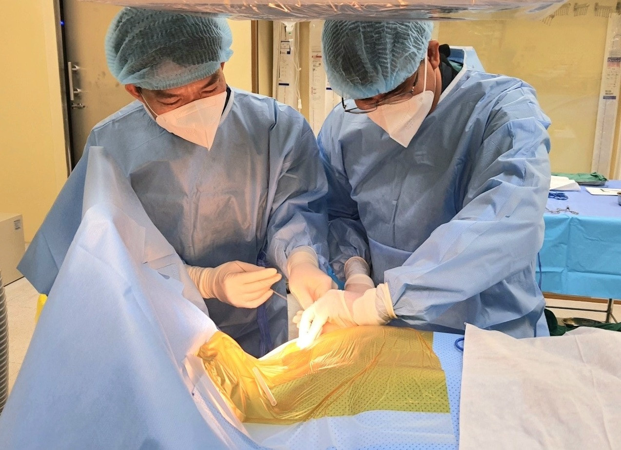 Các bác sĩ tiến hành đặt máy tạo nhịp cho người bệnh