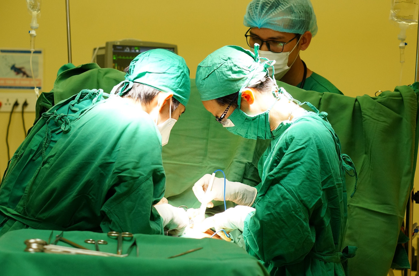 Các bác sĩ đã thực hiện thành công cuộc phẫu thuật cấp cứu cầm máu cho sản phụ bị băng huyết