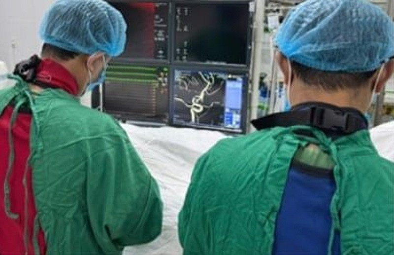 Các bác sĩ đã hút huyết khối trực tiếp từ động mạch phổi giúp bệnh nhân qua nguy kịch
