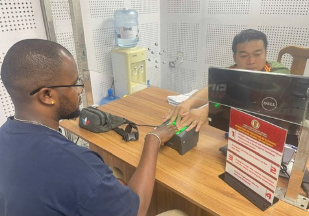 Người nước ngoài tại TPHCM được lấy dấu vân tay phục vụ cho việc cấp mã định danh điện tử (ảnh CA TPHCM) Người nước ngoài tại TPHCM được lấy dấu vân tay phục vụ cho việc cấp mã định danh điện tử (ảnh CA TPHCM)