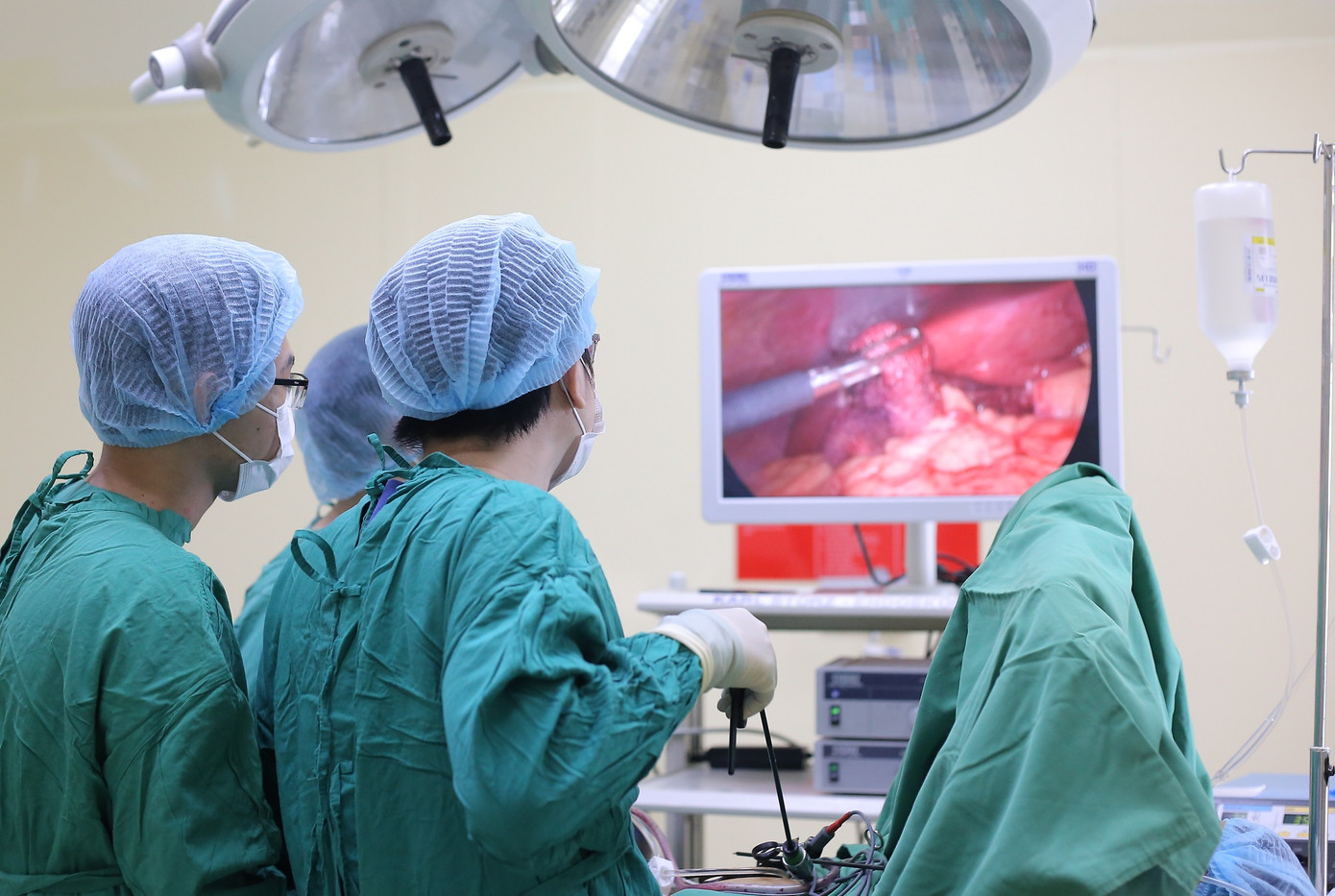 Các bác sĩ thực hiện cuộc phẫu thuật nội soi cắt túi mật cho người bệnh