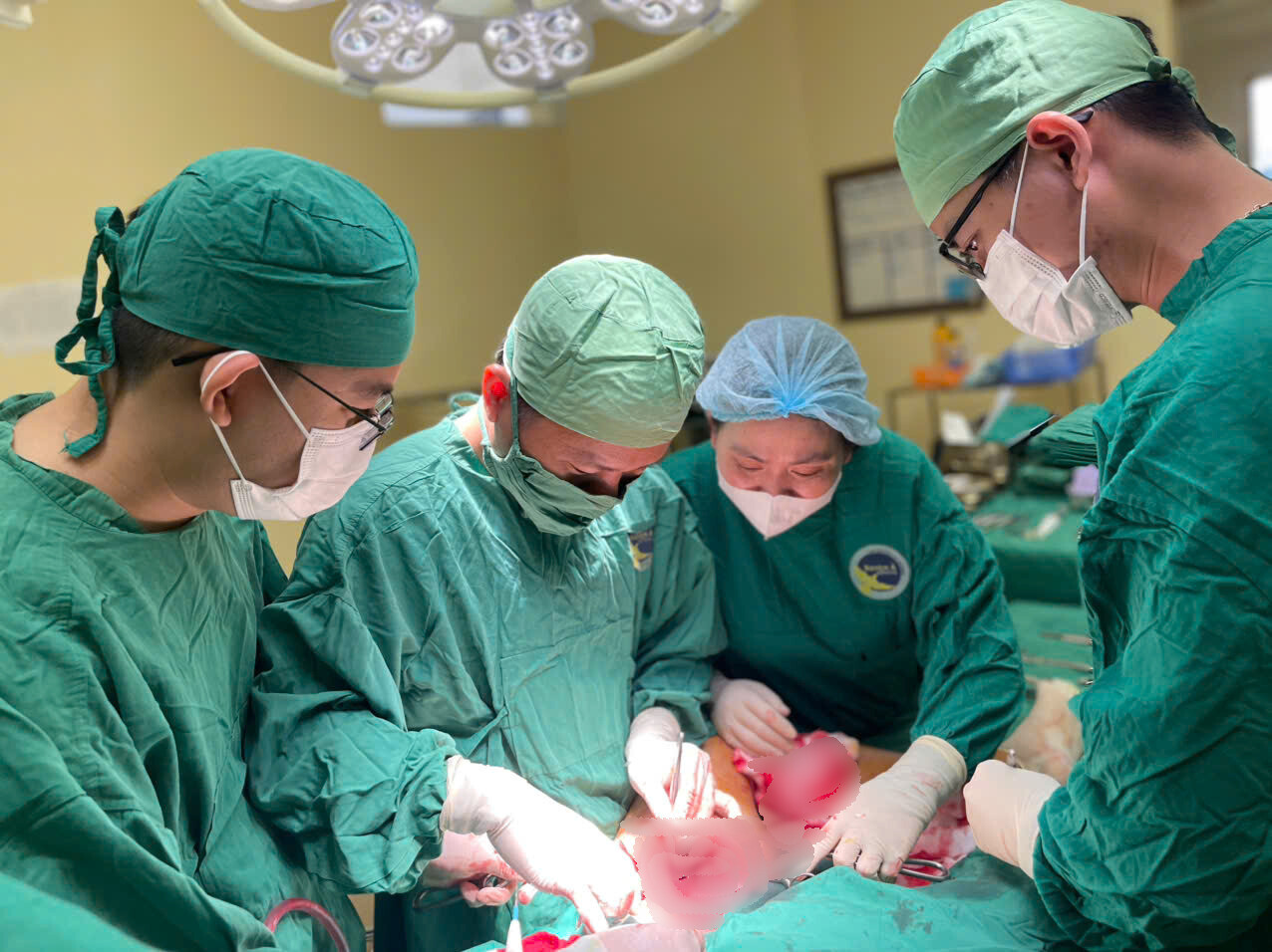 Các bác sĩ đã nỗ lực thực hiện liên tiếp nhiều phương pháp phẫu thuật cứu sống bệnh nhân Các bác sĩ đã nỗ lực thực hiện liên tiếp nhiều phương pháp phẫu thuật cứu sống bệnh nhân